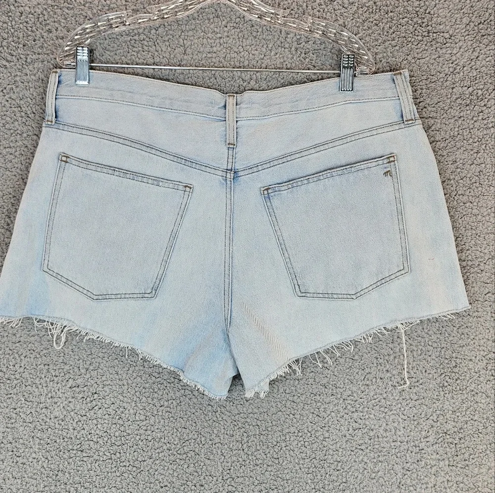 Madewell Light wash relaxed denim raw hem cut off Jean shorts Sz 32